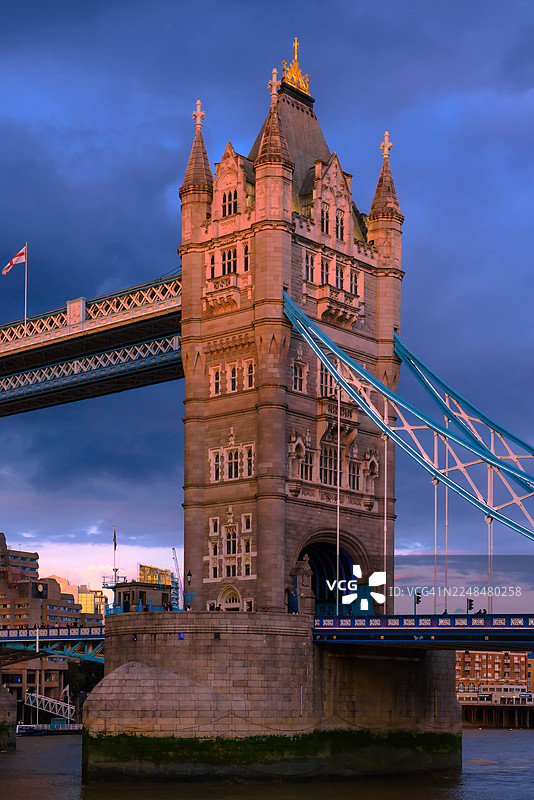 伦敦的标志性地标塔桥横跨泰晤士河，捕捉到浪漫时刻。图片素材