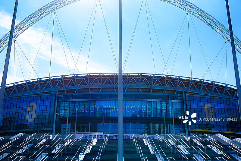 阳光明媚的一天，位于英国伦敦的温布利公园的温布利球场。图片素材