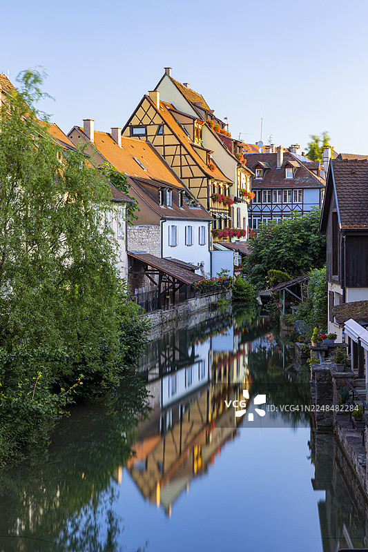 法国欧洲阿尔萨斯科尔马，在美丽的夏日早晨拍摄的科尔马著名旅游村庄，有美丽的步行街和阿尔萨斯风格的房屋图片素材