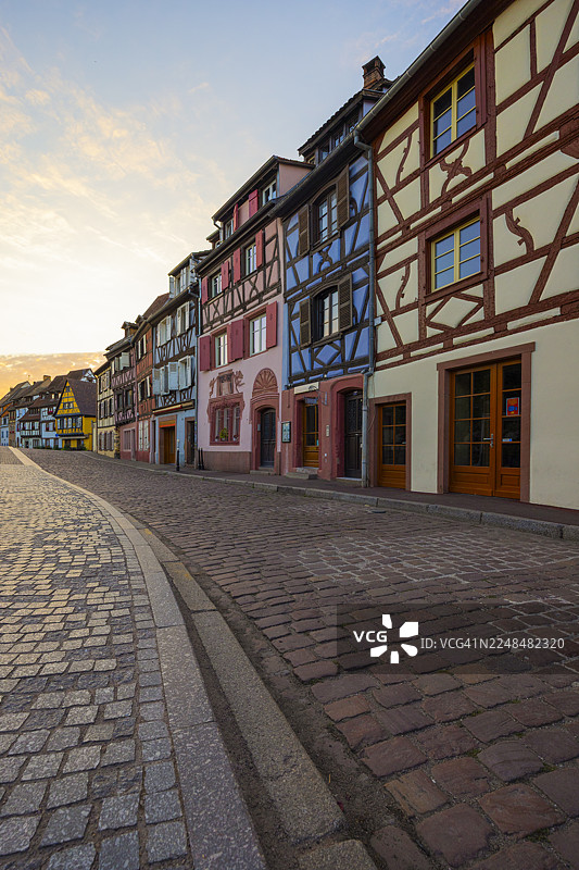 法国欧洲阿尔萨斯科尔马，一个著名的旅游村，有着美丽的步行街和阿尔萨斯风格的房屋，摄于一个美丽的夏日早晨图片素材