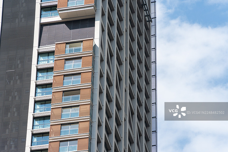 仰视角度拍摄的蓝天和摩天大楼图片素材