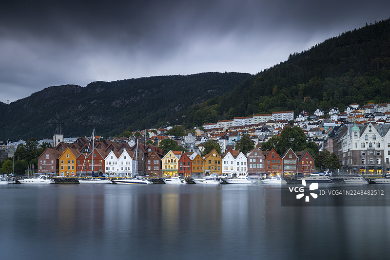 挪威卑尔根的历史港区布吕根，以其一排排色彩缤纷的木屋而闻名，是联合国教科文组织世界遗产，摄于夏季的蓝色时刻，挪威卑尔根，欧洲图片素材