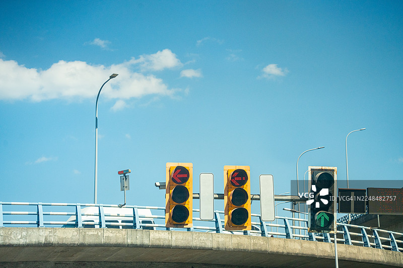 城镇中的红色交通信号灯图片素材