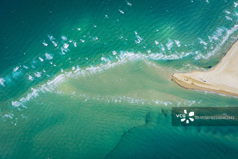 丹麦斯卡恩格雷嫩（Grenen）地区，波罗的海与北海交汇处的空中视角，碧绿与翠绿的海水在此碰撞，与浅色沙滩形成鲜明对比。图片素材