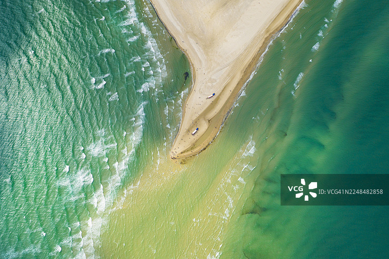 从空中俯瞰波罗的海与北海交汇处，碧绿的海水与斯卡恩格伦半岛的浅沙滩形成鲜明对比。图片素材