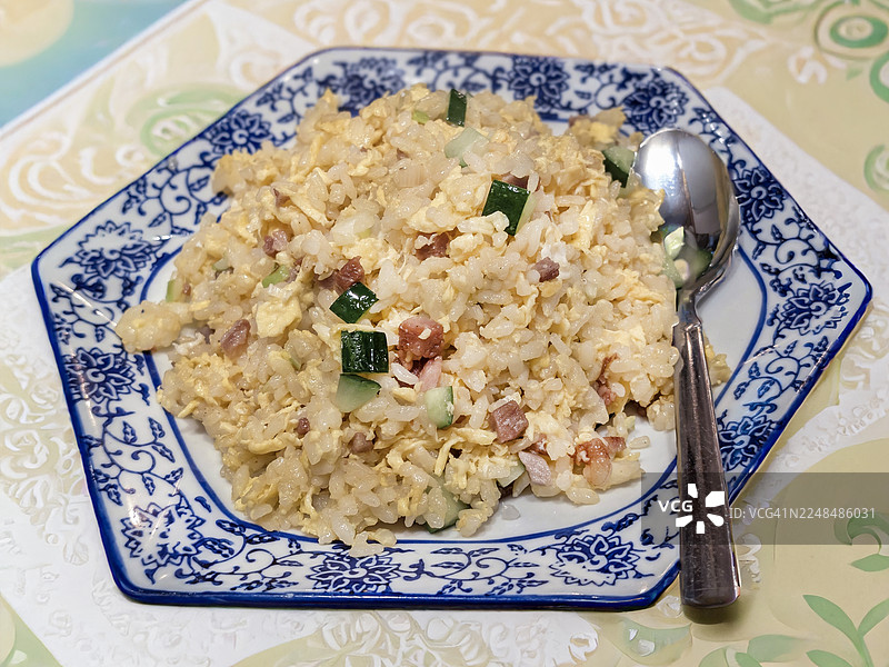 感谢美国陆军日：日式叉烧炒饭配肉和黄瓜图片素材