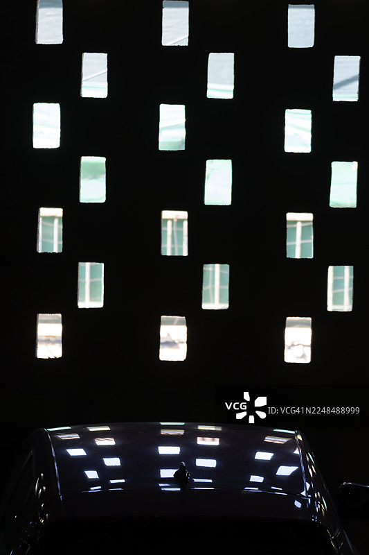 夜晚，位于特内里费岛伊科德德洛斯维诺斯的公共停车场窗户图片素材