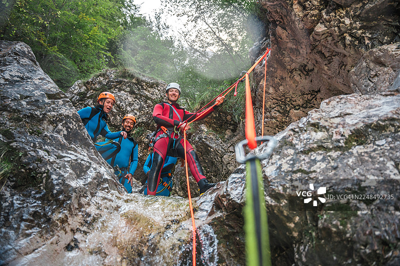 中年白人女性在峡谷壁上滑行图片素材
