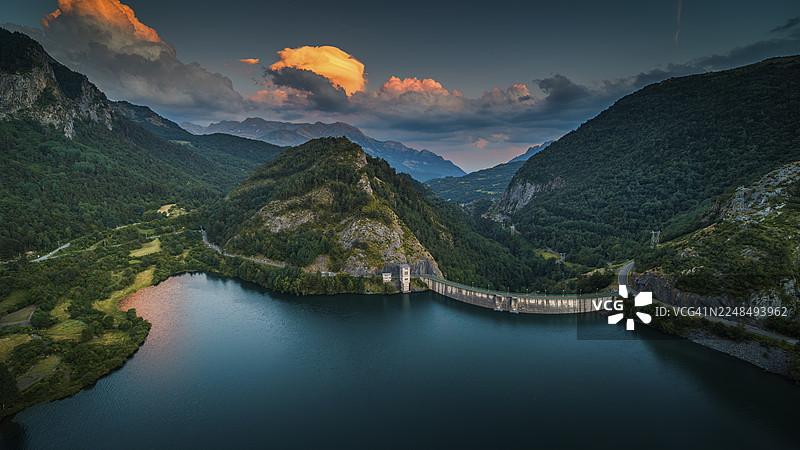 西班牙比利牛斯山脉——韦斯卡拉努萨水库上空的金色云彩图片素材