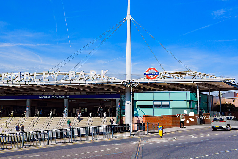 温布利公园地铁站晴天，人群稀少时的景象图片素材