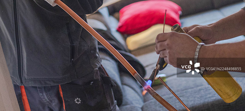 技术人员正在焊接铜制空调管道图片素材