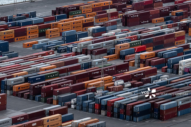商业港口码头（西班牙巴塞罗那）成千上万个五颜六色的集装箱层叠堆放的抽象高角度视图图片素材