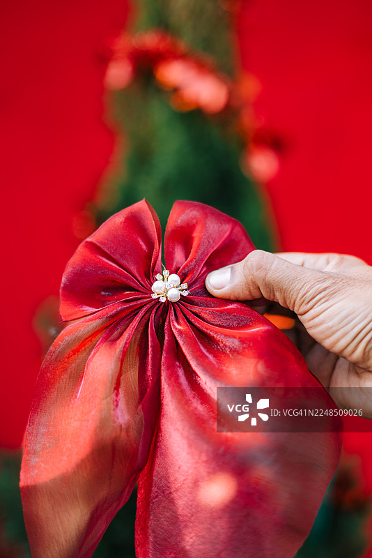 手持圣诞节装饰DIY发夹蝴蝶结饰品图片素材