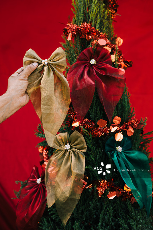 DIY圣诞树，装饰有布艺蝴蝶结夹和节日装饰品图片素材