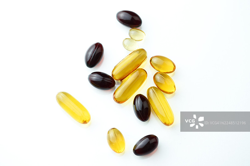 多种omega-3胶囊补充剂，包括黄色和深红色软胶囊，突出美容、护肤、健康和保健图片素材