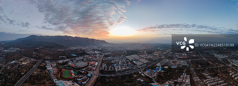 日落时分，城市临近山脉的空中俯瞰视角图片素材
