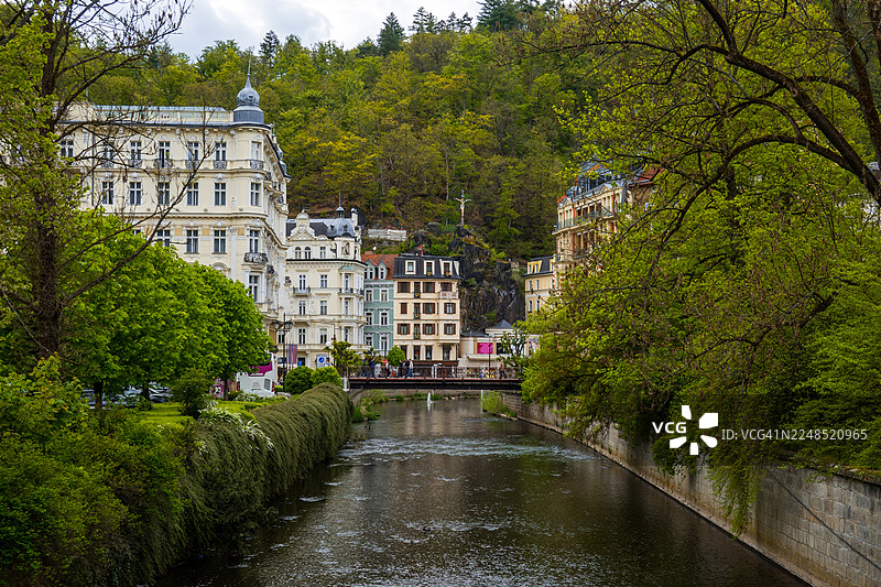 卡罗维发利埃格尔河畔的房屋立面图片素材