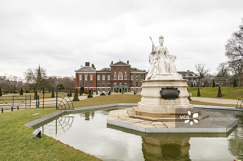 维多利亚女王雕像，肯辛顿宫图片素材