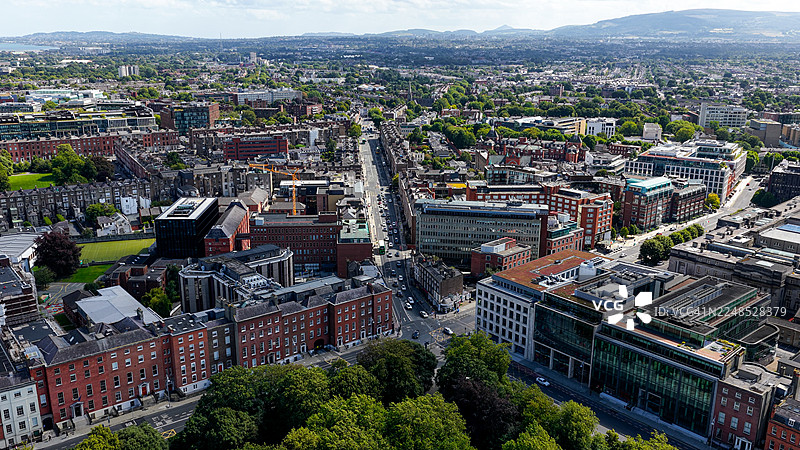 都柏林市中心鸟瞰图,展示乔治亚风格建筑、繁忙街道和现代办公楼,爱尔兰首都的历史与现代城市景观,适合媒体和旅游用途的旅行与生活方式概念图片素材