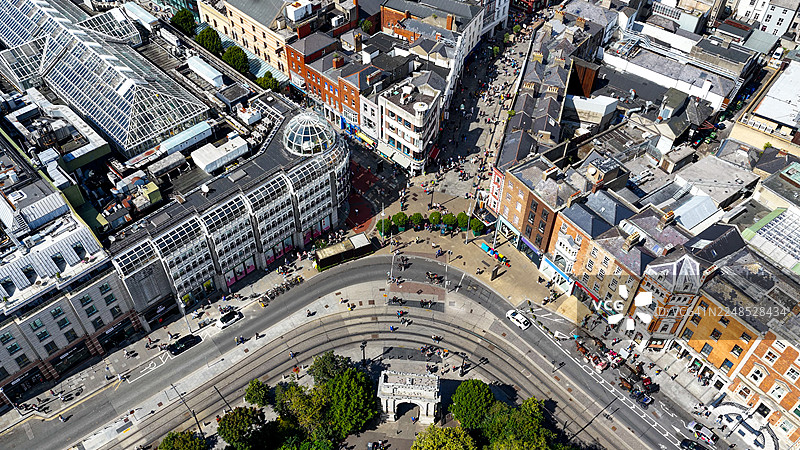 都柏林市中心的鸟瞰图，包括格拉夫顿街购物区和圣斯蒂芬绿地购物中心，爱尔兰首都的城市天际线融合了历史与现代建筑，适用于编辑用途的旅行和生活方式概念图片素材