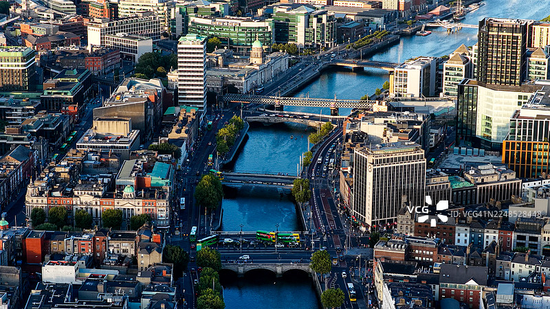 都柏林城市航拍,背景为利菲河、奥康奈尔桥和海关大楼,爱尔兰首都的城市天际线,融合现代与历史建筑,适用于社论和旅游的旅行及城市景观概念图片素材