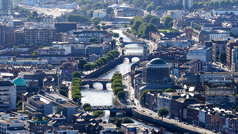 都柏林城市航拍全景,包括利菲河、桥梁和延伸至大海的都柏林港,爱尔兰首都的城市天际线,拥有历史与现代建筑,适合旅游和编辑用途的城市风光概念图片素材