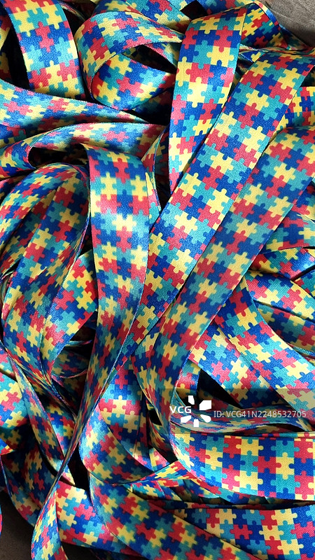 自闭症儿童的身份识别证挂带图片素材