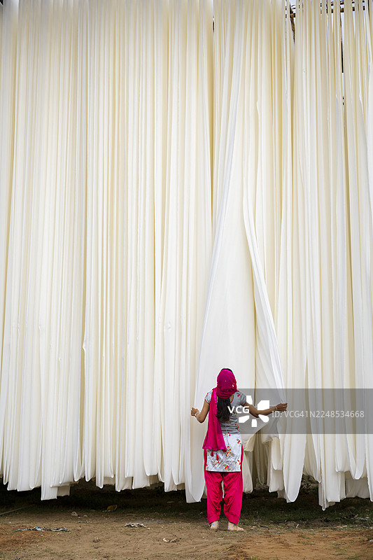印度斋浦尔的织物墙和工人图片素材