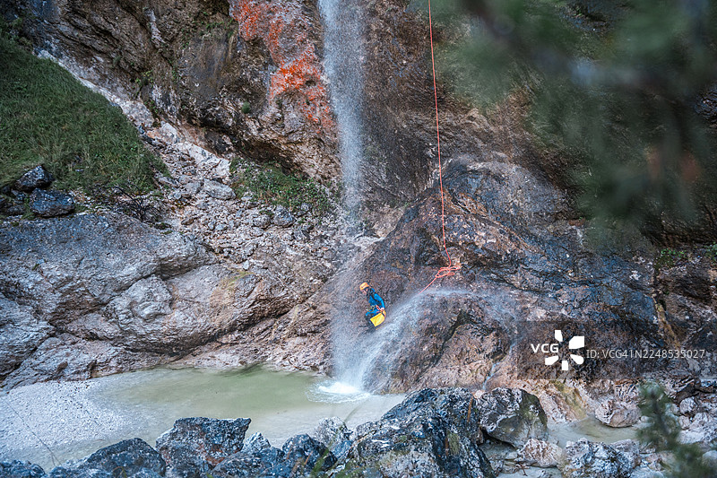 体验峡谷探险的乐趣图片素材