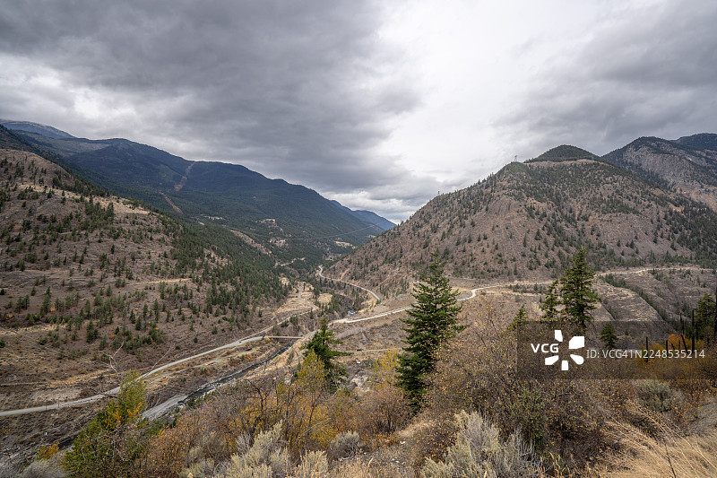 加拿大不列颠哥伦比亚省斯阔米什-利卢埃特地区利卢埃特，弗雷泽河谷阴天航拍图图片素材
