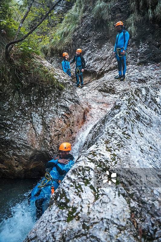 黑人男子在峡谷探险中滑行图片素材