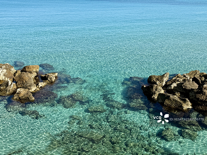 意大利普利亚莱切省奥特朗托海岸的绿松石色大海与岩石图片素材