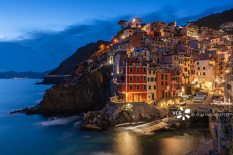 夜间灯火辉煌的悬崖村庄景观，马纳罗拉，里奥马焦雷，拉斯佩齐亚，五渔村，利古里亚，意大利图片素材