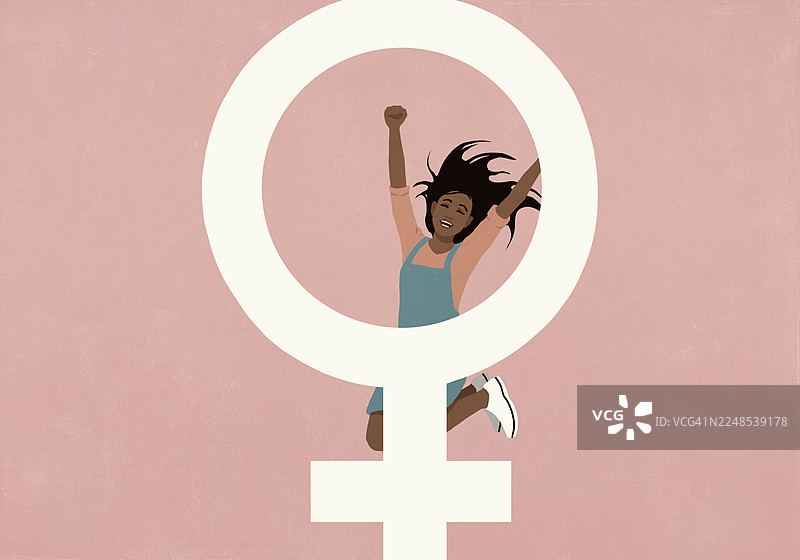 无忧无虑的女子在粉色背景前，以女性符号为背景，欣喜地跳跃着图片素材