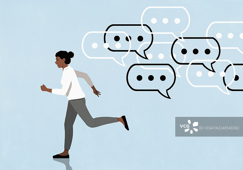 蓝色背景上，语音气泡中的省略号符号追逐着奔跑的女人图片素材