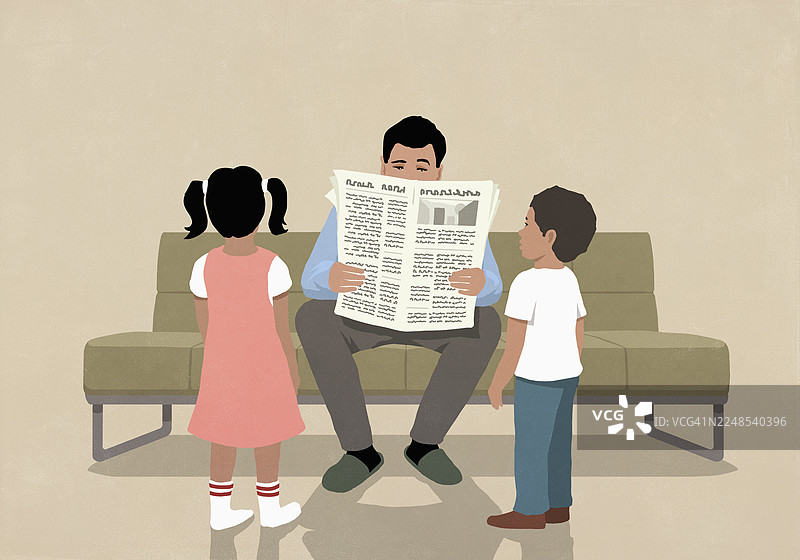 被忽视的孩子们看着父亲在客厅沙发上读报纸图片素材