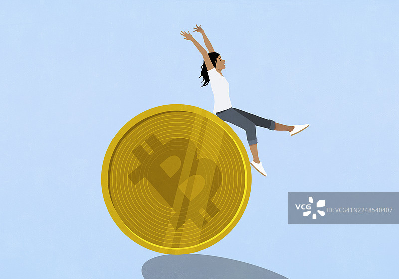 一位兴奋的女性骑在一枚巨大的金色比特币上，背景是蓝色图片素材
