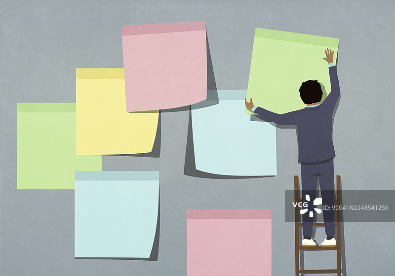 商人爬梯子在灰色墙上张贴大尺寸彩色便利贴图片素材