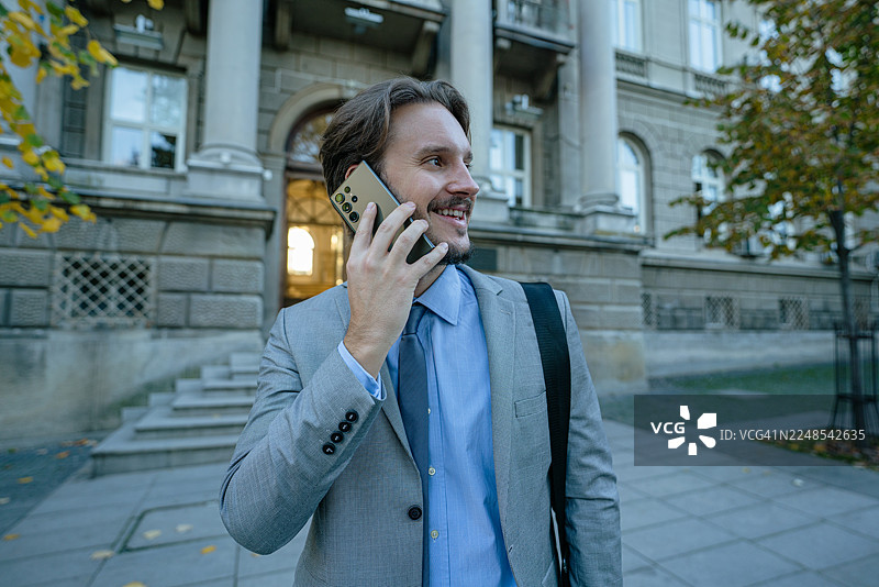 商务人士正在用智能手机交谈图片素材