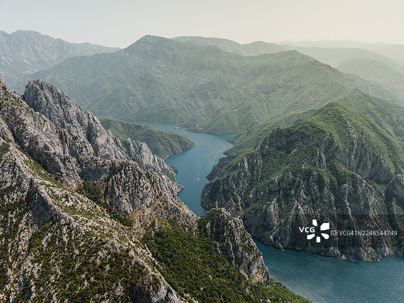 阿尔巴尼亚斯库台县，被诅咒的山脉，科曼湖夏季宁静的景色图片素材