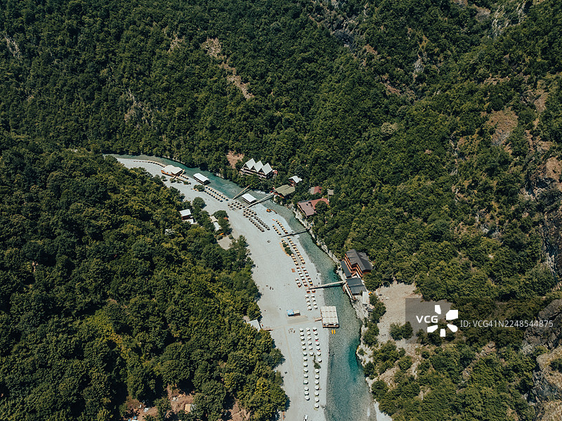 高角度拍摄阿尔巴尼亚斯库台县沙拉河上的小屋和沙滩伞图片素材