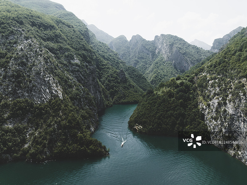 从空中视角拍摄的阿尔巴尼亚斯库台尔县被诅咒山脉高山湖上的帆船图片素材