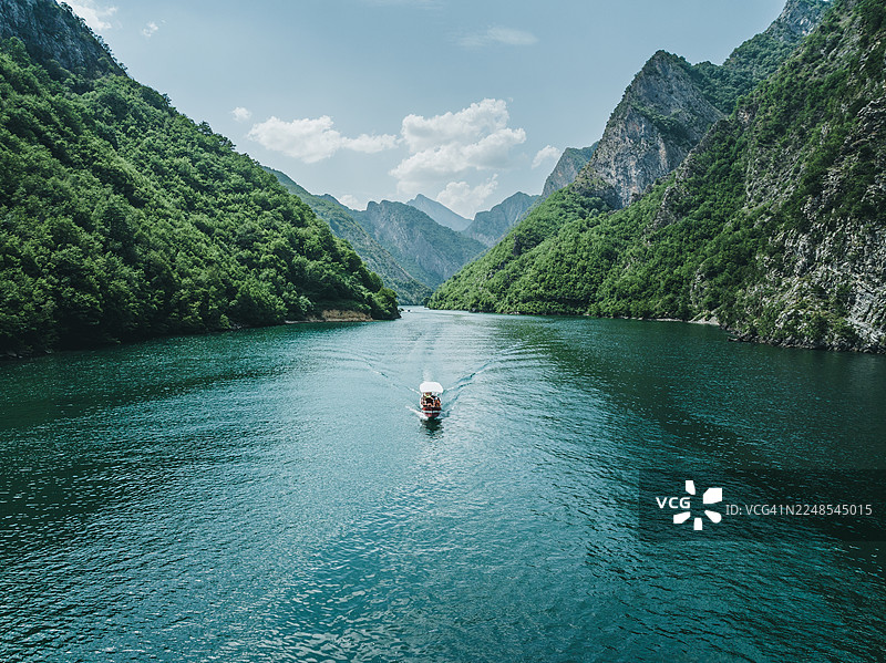 阿尔巴尼亚阿尔卑斯山科曼湖上的渡轮航拍照片，位于阿尔巴尼亚斯库台县图片素材