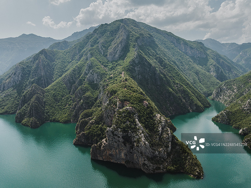 阿尔巴尼亚阿尔卑斯山什科德拉县科马尼湖的航拍照片图片素材