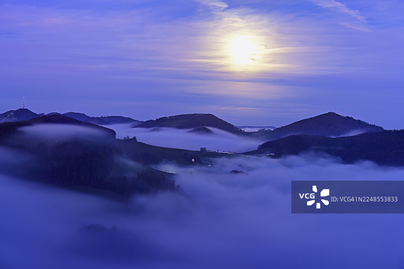 从吉斯利弗卢(Gisliflue)望去,侏罗纪山麓被左侧的雾气笼罩,可以看到瓦瑟弗卢(Wasserfluh)、萨默霍尔德(Summerholde)、阿斯佩施特里亨(Asperstrihen)、施特里亨(Strihen),在满月的映衬下,有塔尔海姆(Talheim)、阿尔高州(Aargau)、瑞士。图片素材