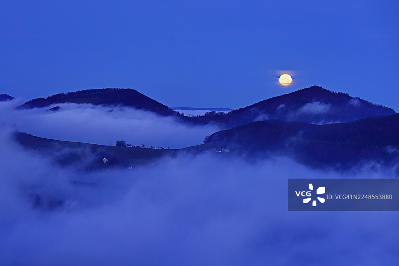 从吉斯利夫吕埃(Gisliflue)远眺侏罗纪山麓的左侧,阿斯珀斯特里亨(Asperstrihen)、施特里亨(Strihen),在满月的映照下,塔尔海姆(Talheim)、阿尔高州(Canton Aargau)、瑞士图片素材