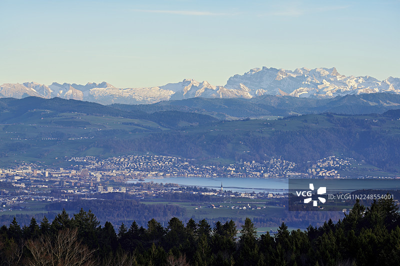 从霍本望去的楚格市、楚格湖，背景为覆盖着白雪的格拉鲁斯阿尔卑斯山，位于瑞士阿尔高州拜因维尔-弗赖阿姆特图片素材