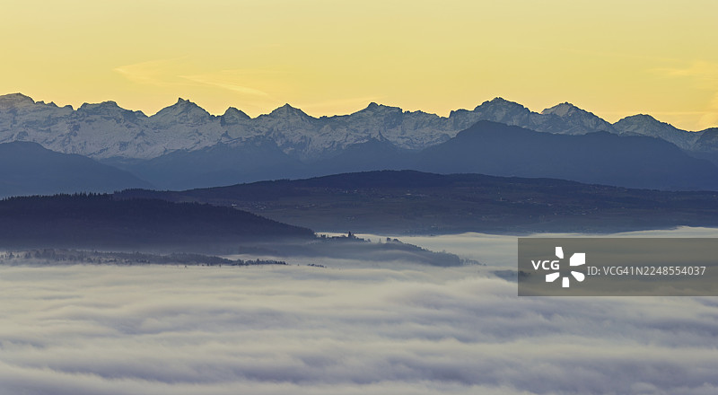 从吉西弗吕(Gisiflue)眺望云海,在晨光中可见被白雪覆盖的中部瑞士阿尔卑斯山,地点:塔尔海姆(Talheim)、阿尔高州(Aargau)、瑞士图片素材
