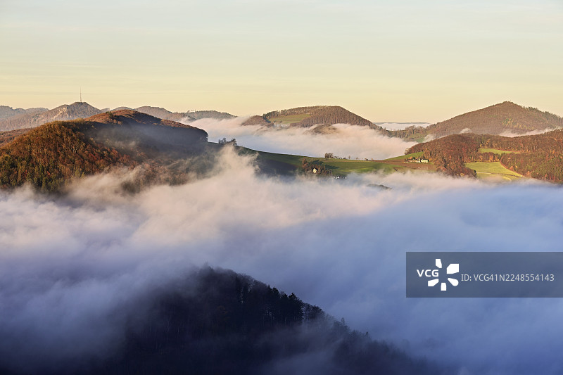 从吉斯利弗卢(Gisliflue)眺望,侏罗山余脉被左侧的雾气笼罩,可以看到瓦瑟弗卢(Wasserfluh)、苏默霍尔德(Summerholde)、阿斯佩斯特里亨(Asperstrihen)、斯特里亨(Strihen),在初升的阳光下,俯瞰塔尔海姆(Talheim)、阿尔高州、瑞士。图片素材