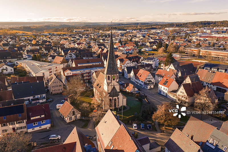 德国卡尔夫区阿尔滕施泰特，秋季村庄鸟瞰图，有独特的教堂尖塔和周边聚落图片素材